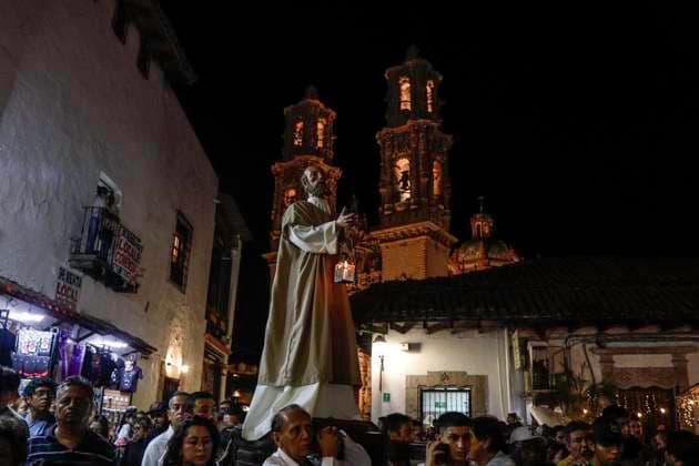 April 17, 2025, Chilpancingo, Guerrero, Mexico: Penitents belonging to the brotherhoods of the Catholic faith participate year after year in the Holy Week Stations of the Cross in Taxco, Mexico, carrying blackberry poles and flagellating themselves, thus fulfilling a mandate. This characterizes this liturgy in one of the most populous cities in Mexico. Chilpancingo Mexico - ZUMAj170 20250417_zip_j170_017 Copyright: xDavidxJuarezx