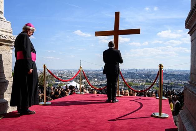 Bilder des Jahres 2025, News 04 April News Bilder des Tages Way of the Cross of the Archbishop of Paris, Mgr Laurent Ulrich Paris, at the Sacre Coeur, April 18, 2025 - 18 04 2025 - France Ile-de-France (region) Paris -  julienxmattia LePictorium_0307131