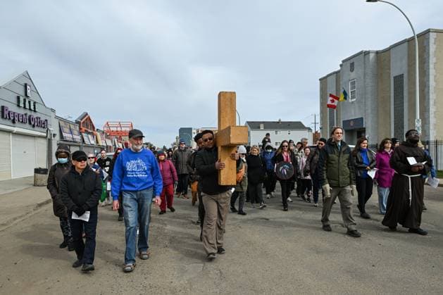 45th Good Friday Walk Highlights Edmonton™s Homelessness Crisis EDMONTON, CANADA APRIL 18: Participants and worshippers from diverse faiths joined the 45th Annual Good Friday Outdoor Way of the Cross, themed Walking Together in Hope , in downtown Edmonton, Alberta, Canada, on April 18, 2025. The walk honored Christ™s suffering while spotlighting social injustice in the city™s core, where more than 5,000 people are experiencing homelessness. Edmonton Canada  Copyright: xArturxWidakx originalFilename: widak-45thgood250418_np0d1.jpg