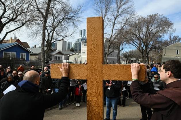 45th Good Friday Walk Highlights Edmonton™s Homelessness Crisis EDMONTON, CANADA APRIL 18: Participants and worshippers from diverse faiths joined the 45th Annual Good Friday Outdoor Way of the Cross, themed Walking Together in Hope , in downtown Edmonton, Alberta, Canada, on April 18, 2025. The walk honored Christ™s suffering while spotlighting social injustice in the city™s core, where more than 5,000 people are experiencing homelessness. Edmonton Canada  Copyright: xArturxWidakx originalFilename: widak-45thgood250418_npRIn.jpg
