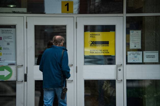 Parlamentswahl in Kanada, Vorwahlen April 18, 2025, Toronto, On, CANADA: Elections Canada signage is seen at an advance polling location, in Toronto, Friday, April 18, 2025. Toronto CANADA  - ZUMAc35_ 20250418_zaf_c35_010 Copyright: xLauraxProctorx