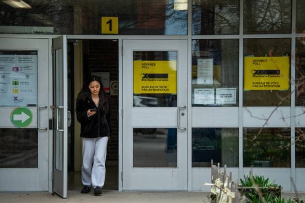 Parlamentswahl in Kanada, Vorwahlen April 18, 2025, Toronto, On, CANADA: Elections Canada signage is seen at an advance polling location, in Toronto, Friday, April 18, 2025. Toronto CANADA  - ZUMAc35_ 20250418_zaf_c35_013 Copyright: xLauraxProctorx
