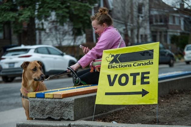 Parlamentswahl in Kanada, Vorwahlen April 18, 2025, Toronto, On, CANADA: Elections Canada signage is seen at an advance polling location, in Toronto, Friday, April 18, 2025. Toronto CANADA  - ZUMAc35_ 20250418_zaf_c35_020 Copyright: xLauraxProctorx