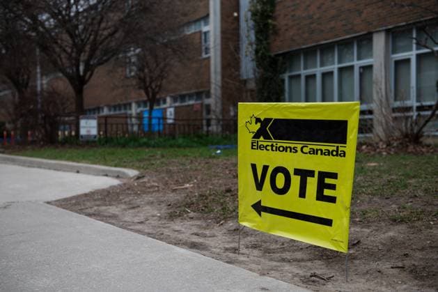 Parlamentswahl in Kanada, Vorwahlen April 18, 2025, Toronto, On, CANADA: Elections Canada signage is seen at an advance polling location, in Toronto, Friday, April 18, 2025. Toronto CANADA  - ZUMAc35_ 20250418_zaf_c35_028 Copyright: xLauraxProctorx