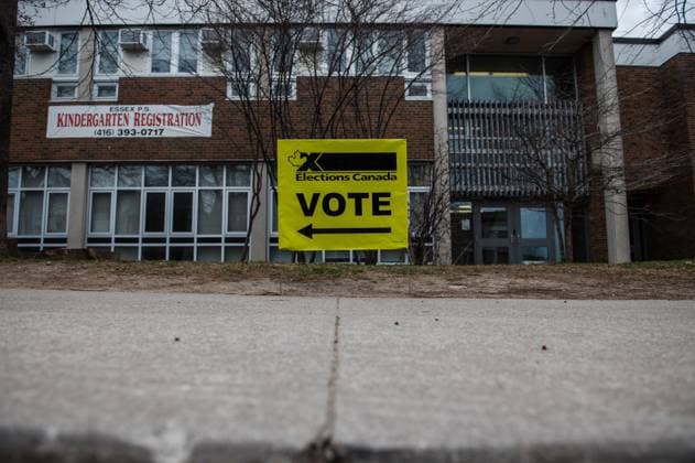 Parlamentswahl in Kanada, Vorwahlen April 18, 2025, Toronto, On, CANADA: Elections Canada signage is seen at an advance polling location, in Toronto, Friday, April 18, 2025. Toronto CANADA  - ZUMAc35_ 20250418_zaf_c35_031 Copyright: xLauraxProctorx