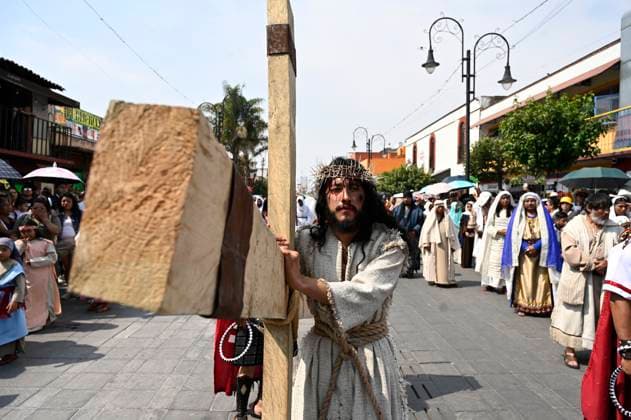 An actor performing Jesus Christ re-enacts the passion of Christ in the Good Friday procession during the Holy Week celebrations. People of the municipality of Metepec in the State of Mexico celebrate the 54th annual Passion Of Christ procession. on April 18, 2025 in Metepec, Mexico. Metepec Mexico - ZUMAe321 20250418_zia_e321_029 Copyright: xCarlosxTischlerx