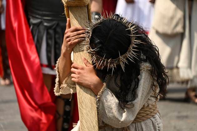 An actor performing Jesus Christ re-enacts the passion of Christ in the Good Friday procession during the Holy Week celebrations. People of the municipality of Metepec in the State of Mexico celebrate the 54th annual Passion Of Christ procession. on April 18, 2025 in Metepec, Mexico. Metepec Mexico - ZUMAe321 20250418_zia_e321_056 Copyright: xCarlosxTischlerx