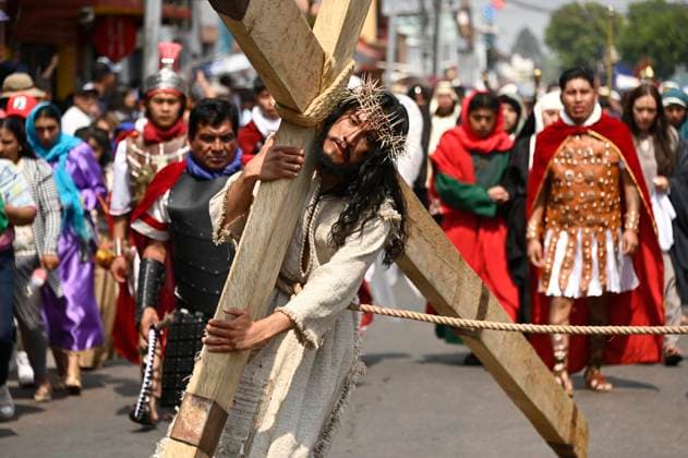 An actor performing Jesus Christ re-enacts the passion of Christ in the Good Friday procession during the Holy Week celebrations. People of the municipality of Metepec in the State of Mexico celebrate the 54th annual Passion Of Christ procession. on April 18, 2025 in Metepec, Mexico. Metepec Mexico - ZUMAe321 20250418_zia_e321_060 Copyright: xCarlosxTischlerx
