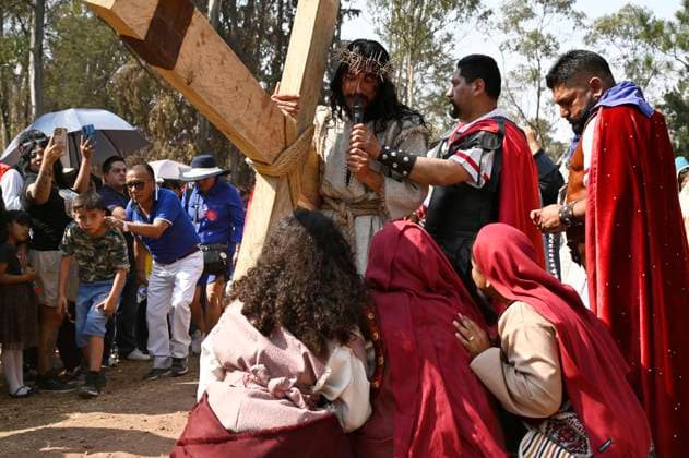 An actor performing Jesus Christ re-enacts the passion of Christ in the Good Friday procession during the Holy Week celebrations. People of the municipality of Metepec in the State of Mexico celebrate the 54th annual Passion Of Christ procession. on April 18, 2025 in Metepec, Mexico. Metepec Mexico - ZUMAe321 20250418_zia_e321_066 Copyright: xCarlosxTischlerx