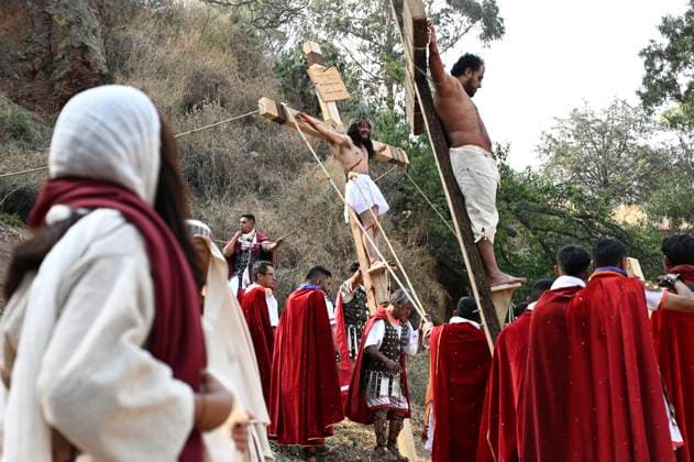 An actor performing Jesus Christ re-enacts the passion of Christ in the Good Friday procession during the Holy Week celebrations. People of the municipality of Metepec in the State of Mexico celebrate the 54th annual Passion Of Christ procession. on April 18, 2025 in Metepec, Mexico. Metepec Mexico - ZUMAe321 20250418_zia_e321_074 Copyright: xCarlosxTischlerx