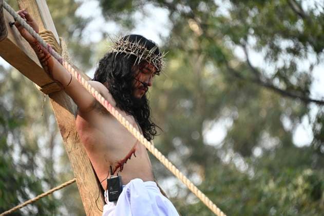 An actor performing Jesus Christ re-enacts the passion of Christ in the Good Friday procession during the Holy Week celebrations. People of the municipality of Metepec in the State of Mexico celebrate the 54th annual Passion Of Christ procession. on April 18, 2025 in Metepec, Mexico. Metepec Mexico - ZUMAe321 20250418_zia_e321_077 Copyright: xCarlosxTischlerx