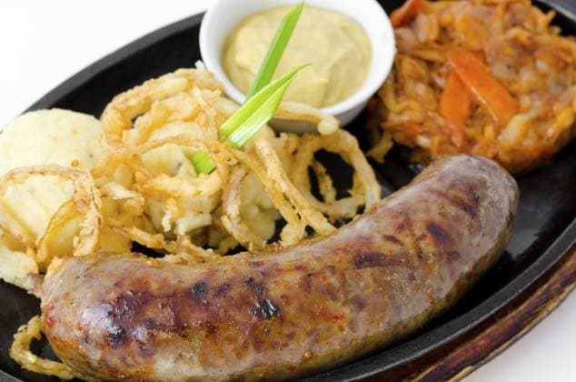 Gegrillte Würstchen, Kartoffeln, Zwiebelringe im Teig, gedünstetes Kraut und Senf Grilled frankfurter, potatoes, onion rings in batter, stewed cabbage and mustard Copyright: imageBROKER AlexandrxPodshivalov ibxiqx12901524.jpg ,model released, Symbolfoto ,property released