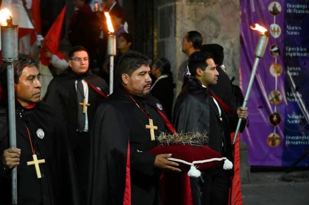 Good Friday Silence Procession in Toluca A Hooded penitent carry a torche and take a vow of silence as taking part during the Good Friday procession. As Easter approaches, honors one of the solemn religious traditions, the funeral march, know as Silence Procession reenacting the burial of Christ. on April 18, 2025 in Toluca, Mexico. (Photo by Carlos Tischler Eyepix Group) Copyright: xCarlosxTischler xEyepixxGroupx CT_18042025_152360