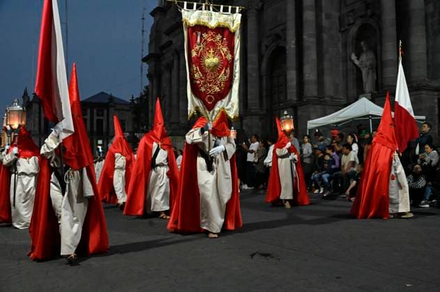 Good Friday Silence Procession in Toluca Hooded penitents carry torches and take a vow of silence as taking part during the Good Friday procession. As Easter approaches, honors one of the solemn religious traditions, the funeral march, know as Silence Procession reenacting the burial of Christ. on April 18, 2025 in Toluca, Mexico. (Photo by Carlos Tischler Eyepix Group) Copyright: xCarlosxTischler xEyepixxGroupx CT_18042025_152364