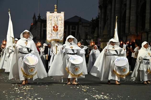 Good Friday Silence Procession in Toluca Hooded penitents carry torches and take a vow of silence as taking part during the Good Friday procession. As Easter approaches, honors one of the solemn religious traditions, the funeral march, know as Silence Procession reenacting the burial of Christ. on April 18, 2025 in Toluca, Mexico. (Photo by Carlos Tischler Eyepix Group) Copyright: xCarlosxTischler xEyepixxGroupx CT_18042025_152370
