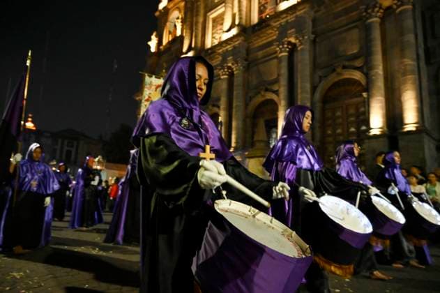 Good Friday Silence Procession in Toluca Hooded penitents carry torches and take a vow of silence as taking part during the Good Friday procession. As Easter approaches, honors one of the solemn religious traditions, the funeral march, know as Silence Procession reenacting the burial of Christ. on April 18, 2025 in Toluca, Mexico. (Photo by Carlos Tischler Eyepix Group) Copyright: xCarlosxTischler xEyepixxGroupx CT_18042025_152383