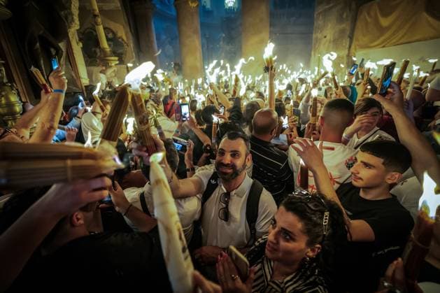 Bilder des Jahres 2025, News 04 April News Themen der Woche KW16 News Bilder des Tages Christliche Pilger feiern am Samstag (19.04.2025) das Heilige Feuer in der Grabeskirche in der Altstadt von Jerusalem (Israel). Trotz der verschiedenen Kalenderrechnungen feiern in diesem Jahr Christen aller Konfessionen gemeinsam Ostern. Der katholischen Osternacht sollte deshalb am Mittag des Karsamstags die ueber 1.200 Jahre alte Liturgie des Heiligen Feuers folgen, die als Hoehepunkt der orthodoxen Osterfeiern gilt. Dabei entzuendet sich nach orthodoxem Volksglauben auf wundersame Weise eine Flamme an der als Grab Christi verehrten Kapelle. Das Feuer wird anschliessend an die Glaeubigen in der Kirche und in den Altstadtgassen weitergereicht sowie mit Sonderfluegen in verschiedene Laender gebracht. EDITORIAL USE ONLY *** Christian pi Copyright: epd-bild StefanxArend epd-Heilige_Feuer2-kopieren