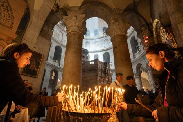 Katholische Messe an Gruendonnerstag (17.04.2025) in der Grabeskirche in Jerusalem mit Fusswaschungen und Prozession in der Kirche um den Salbungsstein Christi. Die Messe wurde von Erzbischof Pierbattista Pizzaballa gefeiert. Er hat auch die Fusswaschungen gemacht. Vor der Kapelle, die als Ort der Auferstehung Jesu gilt, leitete der Lateinische Patriarch von Jerusalem, Erzbischof Pierbattista Pizzaballa, die Auferstehungsfeier. EDITORIAL USE ONLY *** Catholic Mass on Holy Thursday 17 04 2025 in the Church of the Holy Sepulchre in Jerusalem with foot washing and procession in the church around the anointing stone of Christ The Mass was celebrated by Archbishop Pierbattista Pizzaballa He also did the foot washing In front of the chapel, which Copyright: epd-bildx xStefanxArend epd-Grabeskirche_Gottesdienst5 - Kopieren