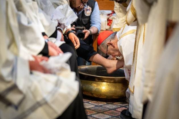 Katholische Messe an Gruendonnerstag (17.04.2025) in der Grabeskirche in Jerusalem mit Fusswaschungen und Prozession in der Kirche um den Salbungsstein Christi. Die Messe wurde von Erzbischof Pierbattista Pizzaballa (M.) gefeiert. Er hat auch die Fusswaschungen gemacht. Vor der Kapelle, die als Ort der Auferstehung Jesu gilt, leitete der Lateinische Patriarch von Jerusalem, Erzbischof Pierbattista Pizzaballa, die Auferstehungsfeier. EDITORIAL USE ONLY *** Catholic Mass on Holy Thursday 17 04 2025 in the Church of the Holy Sepulchre in Jerusalem with foot washing and procession in the church around the anointing stone of Christ The Mass was celebrated by Archbishop Pierbattista Pizzaballa M He also did the foot washing In front of the chapel Copyright: epd-bildx xStefanxArend AST05626