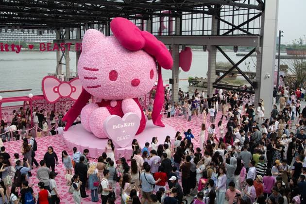 Bilder des Jahres 2025, Entertainment 04 April Entertainment Themen der Woche KW16 Entertainment Bilder des Tages Daily Life In West Bund In Shanghai People visit the giant Hello Kitty at West Bund in Shanghai, China, on April 19, 2025. Shanghai China  Copyright: xYingxTangx originalFilename: tang-notitle250419_nphzq.jpg