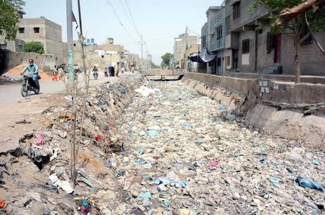 Bilder des Jahres 2025, News 04 April News Bilder des Tages RECORD DATE NOT STATED KARACHI, PAKISTAN, APR 19: View of open sewerage drain seen covered with heap of garbage, needs attention of concerned department, at Korangi area in Karachi on Saturday, April 19, 2025. (Bahzad Khan PPI Images). EDITORIAL USE ONLY Copyright: xx AR-ZM-190425x ppiphotos448415