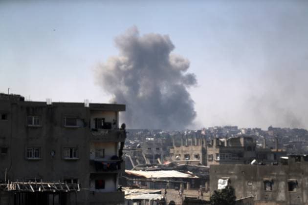 Bilder des Jahres 2025, News 04 April News Bilder des Tages Smoke rises following Israeli attacks on the Tuffah neighborhood in eastern Gaza City Smoke rises following Israeli attacks on the Tuffah neighborhood in eastern Gaza City, Gaza on April 19, 2025. Photo by Omar Ashtawy apaimages Gaza city Gaza Strip Palestinian Territory 190425_Gaza_OSH_00(6) Copyright: xapaimagesxOmarxAshtawyx xapaimagesx