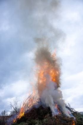 Traditionelles Osterfeuer in Berlin Gatow . Deutschland, Berlin am 19. April 2025: Im Spandauer Stadtteil Gatow wird das traditionelle Osterfeuer nach einer Waldbrand-Entwarnung von der Freiwilligen Feuerwehr entzündet. Viele Ortsansässige, Berliner und Gatower Besucher, Familien, Kinder, jung und alt, haben das Fest besucht. Nach einer Phase von anhaltender Trockenheit war das Feuer wegen der Waldbrandgefahr bis kurz vor dem Ereignis untersagt. *** Traditional Easter fire in Berlin Gatow Germany, Berlin on April 19, 2025 In the Spandau district of Gatow, the traditional Easter fire is lit by the volunteer fire department after a forest fire all-clear Many local residents, Berliners and Gatow visitors, families, children, young and old