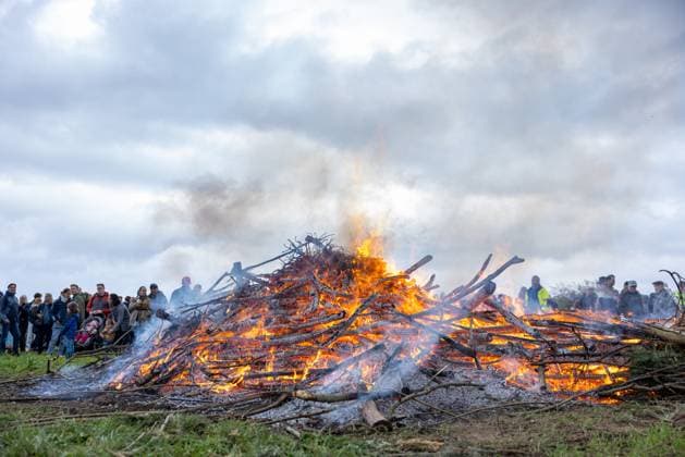 Traditionelles Osterfeuer in Berlin Gatow. Deutschland, Berlin am 19. April 2025: Im Spandauer Stadtteil Gatow wird das traditionelle Osterfeuer nach einer Waldbrand-Entwarnung von der Freiwilligen Feuerwehr entzündet. Viele Ortsansässige, Berliner und Gatower Besucher, Familien, Kinder, jung und alt, haben das Fest besucht. Nach einer Phase von anhaltender Trockenheit war das Feuer wegen der Waldbrandgefahr bis kurz vor dem Ereignis untersagt. *** Traditional Easter fire in Berlin Gatow Germany, Berlin on April 19, 2025 In the Spandau district of Gatow, the traditional Easter fire is lit by the volunteer fire department after a forest fire all-clear Many local residents, Berliners and Gatow visitors, families, children, young and old,