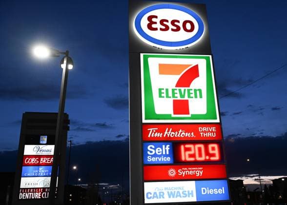 Daily Life In Edmonton EDMONTON, CANADA APRIL 19: Gas price displayed at an ESSO gas station, in Edmonton, Alberta, on April 19, 2025. Edmonton Canada  Copyright: xArturxWidakx originalFilename: widak-dailylif250419_npO3w.jpg