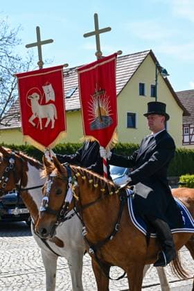 Crostwitz - Osterreiter in der Oberlausitz ziehen erneut Tausende Besucher an‹ 20.04.2025 gegen 14 Uhr Crostwitz, Hornigstraße Am Ostersonntag versammelten sich in und rund um Bautzen erneut zahlreiche Zuschauer, um das traditionelle Osterreiten der katholischen Sorben zu erleben. Die Prozessionen, bei der festlich gekleidete Reiter auf geschmückten Pferden die Auferstehung Jesu Christi verkünden, führten durch mehrere sorbische Gemeinden in der Oberlausitz. Auch in Crostwitz verfolgten Hunderte Menschen die Osterreiter. Am frühen Nachmittag erreichten die Osterreiter aus Panschwitz-Kuckau die Gemeinde. Nach einer Kaffeepause machten sich die Reiter gegen 15 Uhr wieder auf den Rückweg. Die Teilnehmer sangen Kirchenlieder und sprach Copyright: xEHLxMedia Erik-HolmxLanghofx 20250420_osterreiter-crostwitz_2