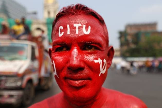 Bilder des Jahres 2025, News 04 April News Themen der Woche KW16 News Bilder des Tages Leftist People Attend A Protest Rally In Kolkata, India Thousands of workers, farmers, agricultural laborers, and slum dwellers attend a protest rally in Kolkata, India, on April 20, 2025. The rally is organized by Leftist mass organizations demanding improved labor rights, land reforms, and basic civic amenities. The West Bengal units of the Centre of Indian Trade Unions (CITU), All India Kisan Sabha (AIKS), All India Agricultural Workers Union (AIAWU), and Bustee Unnayan Samity, a collective representing slum dwellers, convene the rally. Carrying flags and chanting slogans, demonstrators march through the city demanding minimum wage protections, better working conditions, fair prices for agricultural produce, land rights for tillers, and  Copyright: xRupakxDexChowdhurix originalFilename: chowdhuri-notitle250420_npoIc.jpg