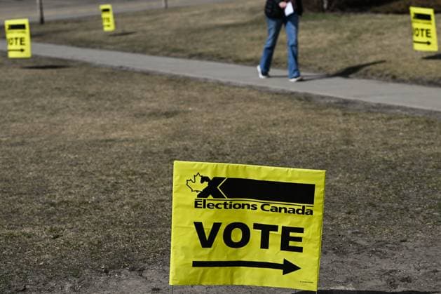 Advance Voting Underway Across Canada EDMONTON, CANADA APRIL 20: An Elections Canada signs are visible in front of one of the polling stations in the Edmonton Gateway riding district, in Edmonton, Alberta, Canada on April 20, 2025. Advance voting for the 45th Canadian General Election takes place from April 18 21 across the country, including through the Easter long weekend. Edmonton Canada  Copyright: xArturxWidakx originalFilename: widak-advancev250420_npVwF.jpg