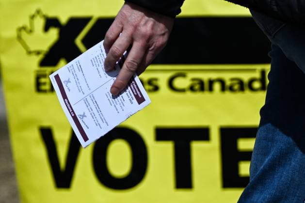 Advance Voting Underway Across Canada EDMONTON, CANADA APRIL 20: An Elections Canada sign is visible in front of one of the polling stations in the Edmonton Gateway riding district, in Edmonton, Alberta, Canada on April 20, 2025. Advance voting for the 45th Canadian General Election takes place from April 18 21 across the country, including through the Easter long weekend. Edmonton Canada  Copyright: xArturxWidakx originalFilename: widak-advancev250420_npGJS.jpg