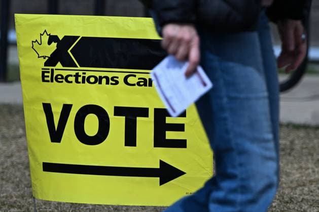 Advance Voting Underway Across Canada EDMONTON, CANADA APRIL 20: An Elections Canada sign is visible in front of one of the polling stations in the Edmonton Gateway riding district, in Edmonton, Alberta, Canada on April 20, 2025. Advance voting for the 45th Canadian General Election takes place from April 18 21 across the country, including through the Easter long weekend. Edmonton Canada  Copyright: xArturxWidakx originalFilename: widak-advancev250420_npOd3.jpg