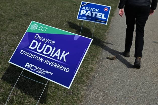 Advance Voting Underway Across Canada EDMONTON, CANADA APRIL 20: A campaign sign for Dwayne Dudiak, PPC candidate and Ashok Patel, an independent candidate, are displayed along Ellerslie Road in the Edmonton Gateway riding district, in Edmonton, Alberta, Canada on April 20, 2025. Advance voting for the 45th Canadian General Election takes place from April 18 21 across the country, including through the Easter long weekend. Edmonton Canada  Copyright: xArturxWidakx originalFilename: widak-advancev250420_npTGj.jpg