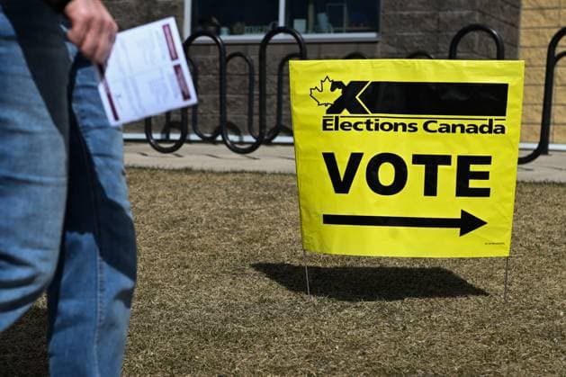 Advance Voting Underway Across Canada EDMONTON, CANADA APRIL 20: An Elections Canada sign is visible in front of one of the polling stations in the Edmonton Gateway riding district, in Edmonton, Alberta, Canada on April 20, 2025. Advance voting for the 45th Canadian General Election takes place from April 18 21 across the country, including through the Easter long weekend. Edmonton Canada  Copyright: xArturxWidakx originalFilename: widak-advancev250420_npuJm.jpg