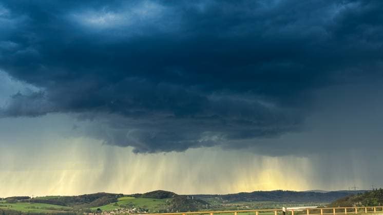 Kräftige Gewitter und Unwetter beendeten am Ostersonntag das Sommermärchen in Deutschland. Der Wetterdienst warnte vor Starkregen und Hagel. Ab den Nachmittagsstunden war vor allem Mitteldeutschland betroffen. Örtlich fielen in kurzer Zeit über 30 Liter auf den Quadratmetern. Zu viel für den teilweise trockenen Erdboden. In Richelsdorf (Landkreis Hersfeld-Rothenburg) kam die Feuerwehr zum Einsatz. In einem Mehrfamilienhaus drang Wasser ein. Mehrere Zentimeter hoch stand das Wasser. Mit Schaufel und Besen wurden die Schäden beseitigt. In Dingelstädt war am Abend plötzlich Winter. Ein kräftiges Hagelunwetter verwandelte den Sommer in den Winter. Auf Autos lag der Hagel zentimeterhoch. Auch auf Gehwegen und Grundstücken lagen viele k