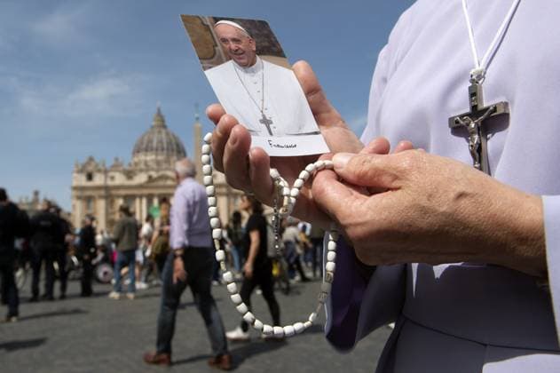 News Themen der Woche KW17 News Bilder des Tages Bilder des Jahres 2025, News 04 April Italy, Rome, Vatican 2025 4 21 Faithful and pilgrims gather at St Peter s square following the death of Pope Francis in the Vatican . Pope Francis died on April 21, 2025 aged 88, a day after making a much hoped-for appearance at Saint Peter s Square on Easter Sunday, the Vatican said in a statement. , Photograph by ALESSIA GIULIANI Catholic Press Photo RESTRICTED TO EDITORIAL USE - NO MARKETING - NO ADVERTISING CAMPAIGNS.  Copyright: xAlessiaxGiulainixx CPPx xipa-agency.netx xAlessiaxGiulainix CPPx IPA_Agency_IPA56734978