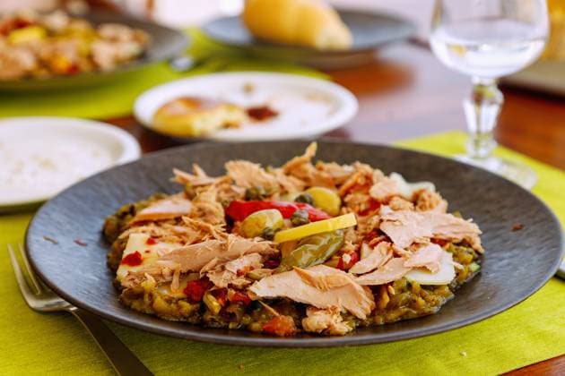 tunesischer Mechouia-Salat aus gegrilltem Gemüse mit Tunfisch und Kapern, serviert im Strandrestaurant bei Hammamet *** Tunisian Mechouia Salad from grilled Vegetables with Tuna and Capers, served at Beach restaurant at Hammamet