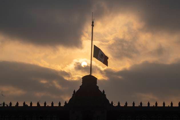 April 21, 2025, Mexico City, Mexico City, USA: The Mexican flag flies at half-staff in front of the National Palace in Mexico City, Monday, April 21, 2025, in tribute to Pope Francis. The gesture honors the pontiff, who died earlier in the day at the age of 88. Mexico City USA - ZUMAc68_ 20250421_zaf_c68_001 Copyright: xRingoxChiux