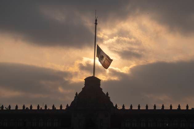 April 21, 2025, Mexico City, Mexico City, USA: The Mexican flag flies at half-staff in front of the National Palace in Mexico City, Monday, April 21, 2025, in tribute to Pope Francis. The gesture honors the pontiff, who died earlier in the day at the age of 88. Mexico City USA - ZUMAc68_ 20250421_zaf_c68_007 Copyright: xRingoxChiux