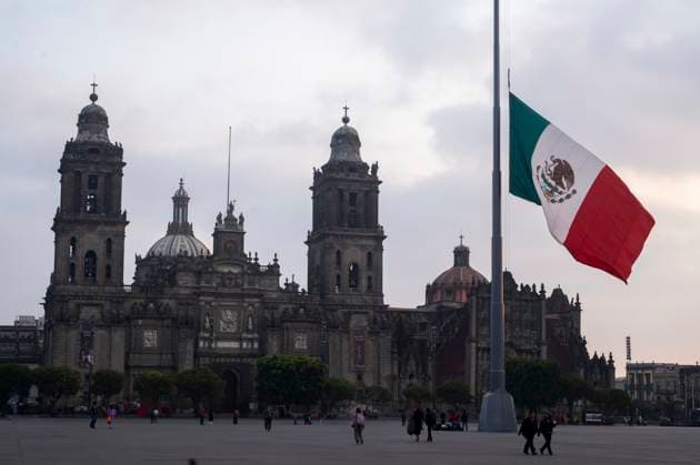 April 21, 2025, Mexico City, USA: The Mexican flag flies at half-staff in front of the Metropolitan Cathedral, in a tribute to the late Pope Francis. The gesture honors the pontiff, who died earlier in the day at the age of 88. Mexico City USA - ZUMAc68_ 20250421_zaf_c68_005 Copyright: xRingoxChiux