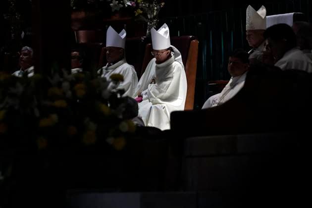 April 21, 2025, Mexico, Cdmx, Mexico: Today, the Catholic Church mourns the death of Pope Francis at the age of 88 (1936-2025). He was hospitalized a few weeks ago but has been improving, until today s events. The world s most important churches rang their bells 100 times, and in Mexico, the Basilica of Guadalupe held a midday mass to pray for the eternal rest of the main representative of Catholicism. At the altar outside the Basilica, devotees placed floral arrangements and lit candles in memory of the Holy Father. Mexico Mexico - ZUMAp204 20250421_zip_p204_032 Copyright: xJosuexPerezx