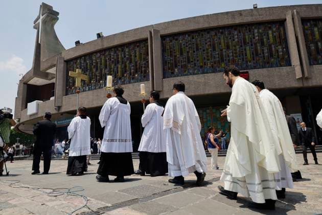 Solemn Eucharist In Mexico For The Death Of Pope Francis A solemn Eucharist takes place in Mexico City, Mexico, on April 21, 2025, for the death of Pope Francis outside the Basilica of Guadalupe. He dies this Tuesday at the age of 88 due to a stroke and cardiac arrest, according to information from the Vatican. Mexico City Mexico City Mexico  Copyright: xGerardoxVieyrax originalFilename: vieyra-notitle250421_npOJm.jpg