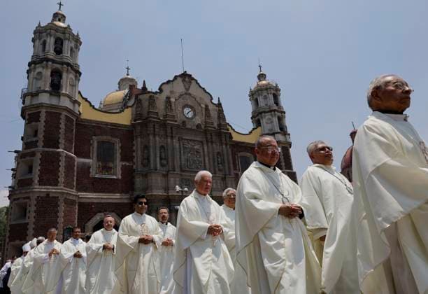 Solemn Eucharist In Mexico For The Death Of Pope Francis A solemn Eucharist takes place in Mexico City, Mexico, on April 21, 2025, for the death of Pope Francis outside the Basilica of Guadalupe. He dies this Tuesday at the age of 88 due to a stroke and cardiac arrest, according to information from the Vatican. Mexico City Mexico City Mexico  Copyright: xGerardoxVieyrax originalFilename: vieyra-notitle250421_npSks.jpg