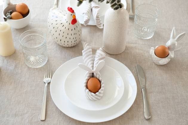 IMAGO Creative, Ostern, Bräuche, Osterbrunch Easter table setting with egg in Easter bunny napkin on plate. Easter table serving. Easter table setting with egg in Easter bunny napkin on plate. Easter table serving. Model Released Photoguns_ID28232_832295_014 Copyright: xx