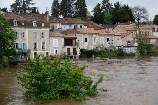 Bilder des Jahres 2025, News 04 April News Themen der Woche KW17 News Bilder des Tages Inondation dans la ville de Saint Astier, en Dordogne, dûe à fortes inondes qui font déborder la rivière ISLE, le 22 avril 2025 PHOTOPQR SUD OUEST stephane klein Stéphane Klein 22 04 2025 Inondation dans la ville de Saint Astier, en Dordogne, dûe à fortes inondes qui font déborder la rivière ISLE, le 22 avril 2025 Cars submerged, 1,100 without power Floods hit south west France April 22, 2025 France  Copyright: xPHOTOPQR SUDxOUEST MAXPPPxStéphanexKleinx 20250422SDO9815 20250422SDO9815