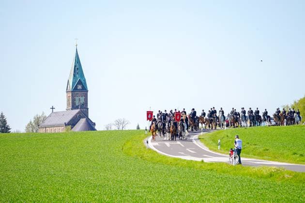Radibor - Sorbischer Brauch: Osterreiter verkünden Auferstehung 20.04.2025 Radibor Fotograf: LausitzNews.de In 9 verschiedenen Prozessionen machen sich wieder hunderte Reiter mit geschmückten Pferden auf den Weg, um die Botschaft der Auferstehung Christi ins Land hinaus zu tragen. Über 60 Reiter waren auf dem Weg von Radibor nach Bautzen. Hunderte Gäste reisten an und beobachteten das Spektakel in dem kleinen sorbischen Dorf. Radibor Sachsen Deutschland *** Radibor Sorbian custom Easter riders proclaim resurrection 20 04 2025 Radibor Photographer LausitzNews de In 9 different processions, hundreds of riders with decorated horses set off again to carry the message of Christs resurrection out into the country Over 60 riders were on their Copyright: xLausitzNewsx