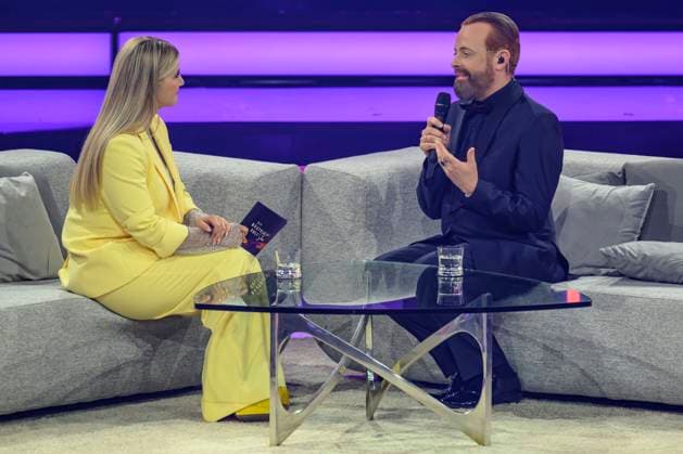 Im Bild v.l.: Beatrice Egli und Ross Antony, GER, Berlin, Die Beatrice Egli Show in Adlershof - am Studio 20, SWR, Aufzeichnung der Musik- und Unterhaltungsshow mit Beatrice Egli, 08.04.2025 *** In the picture from left Beatrice Egli and Ross Antony, GER, Berlin, The Beatrice Egli Show in Adlershof at Studio 20, SWR, Recording of the music and entertainment show with Beatrice Egli, 08 04 2025 Copyright: HMBxMedia UwexKoch