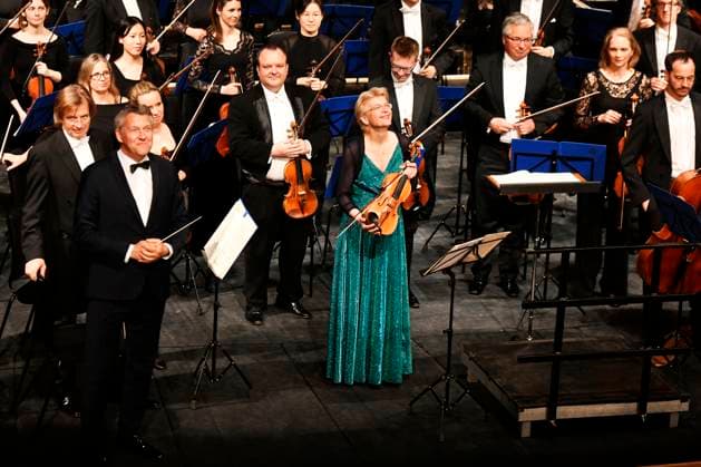 The Dresden Philharmonic symphony orchestra opened the 56th Antonin Dvorak Music Festival, in Pribram, Czech Republic, on April 22, 2025. From left: conductor Markus Poschner and violinist Antje Weithaas. (CTKxPhoto MiroslavxChaloupka) CTKPhotoP2025042207896  CTKPhotoP2025042207896
